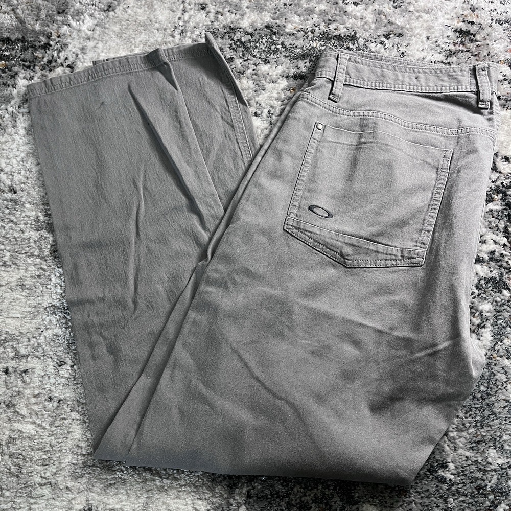 Oakley Men's Chino Pants Gray‎ Men's Size 38W x 32L Regular Fit